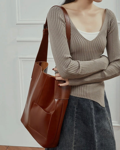 Leather Hobo Bag – Minimalist Silhouette with Signature Pocket Detail